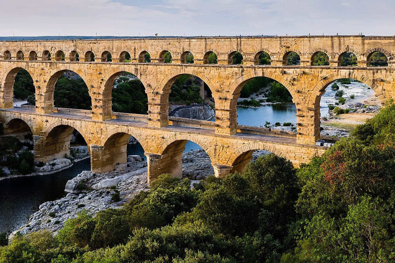 Pont du Gard horaires : deux stratégies pour fluidifier votre visite